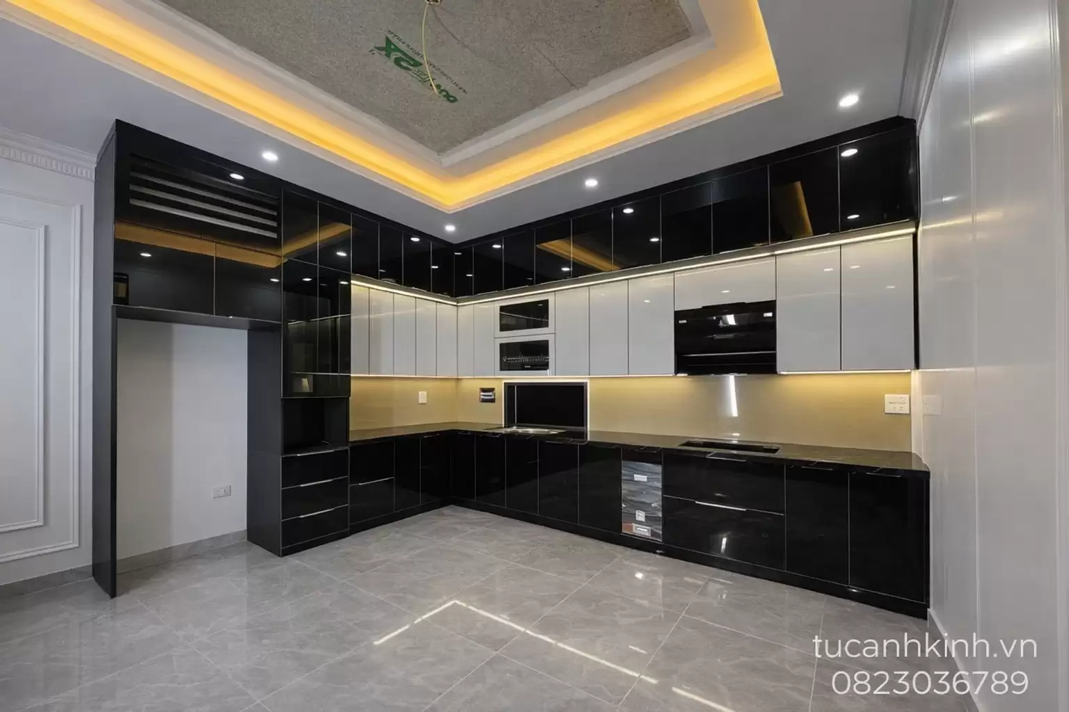 Tủ bếp inox modul không mối hàn cánh kính