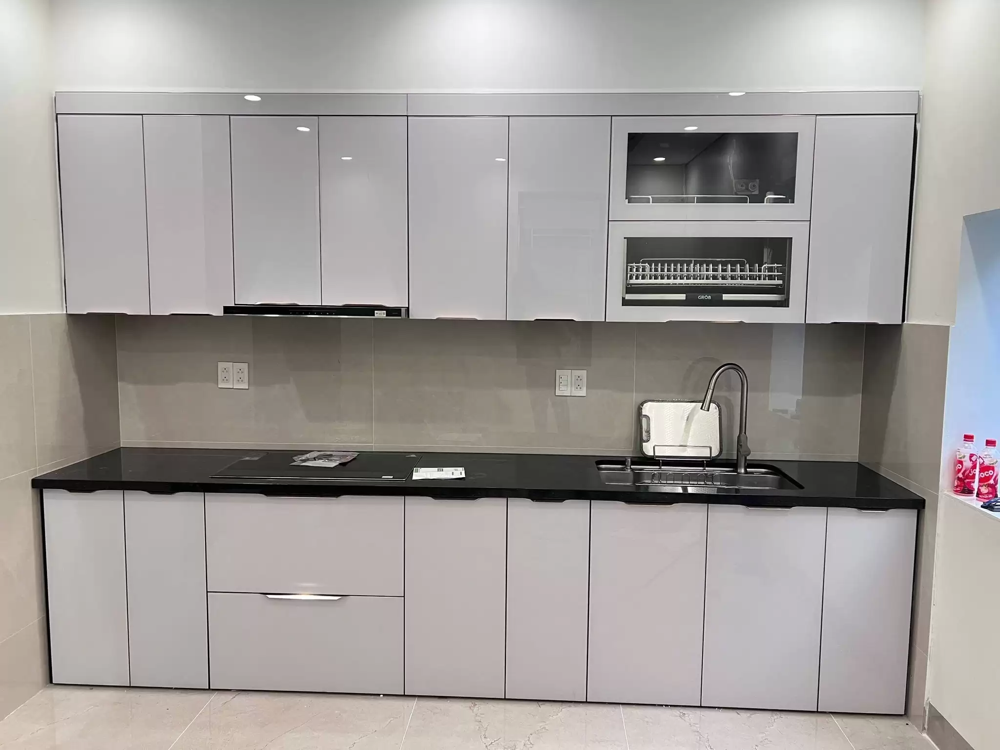 Tủ khung nhôm 2P cánh kính 1