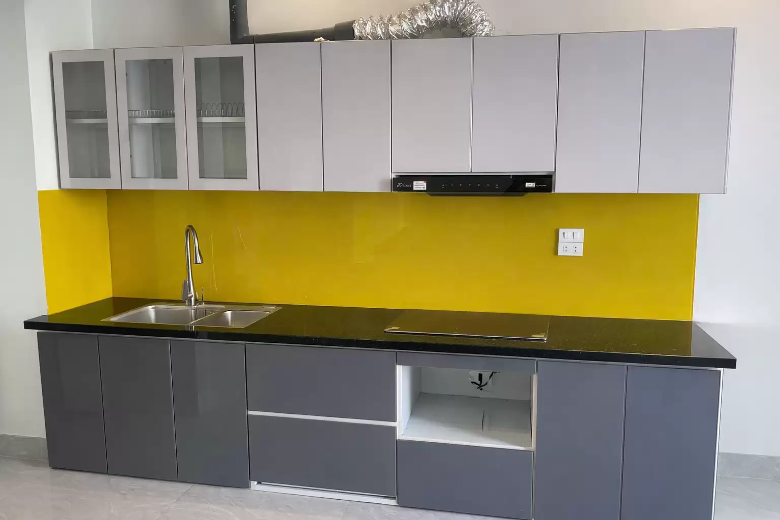 Tủ bếp nhôm cánh kính