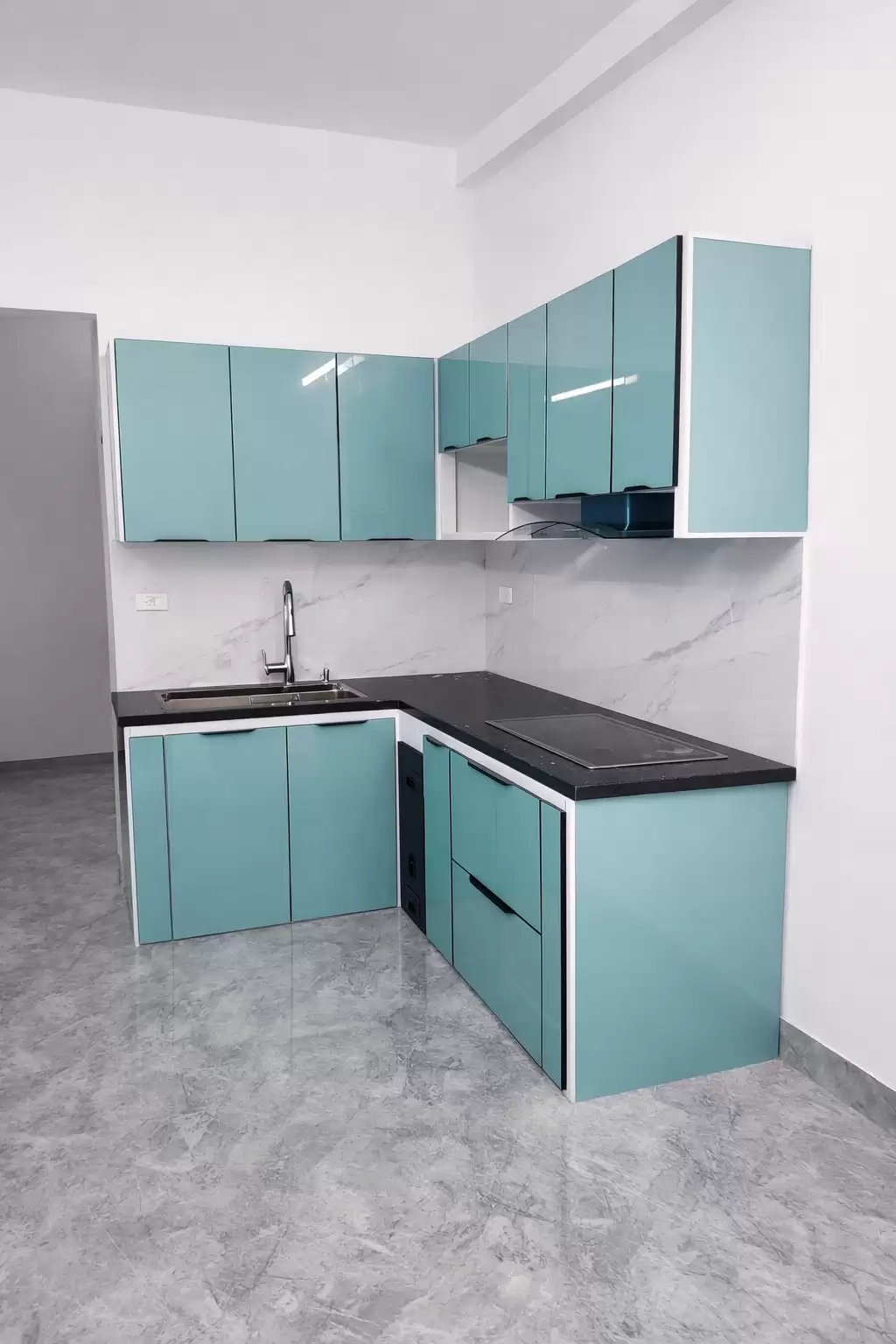 Tủ bếp khung nhôm hộp cánh kính 8