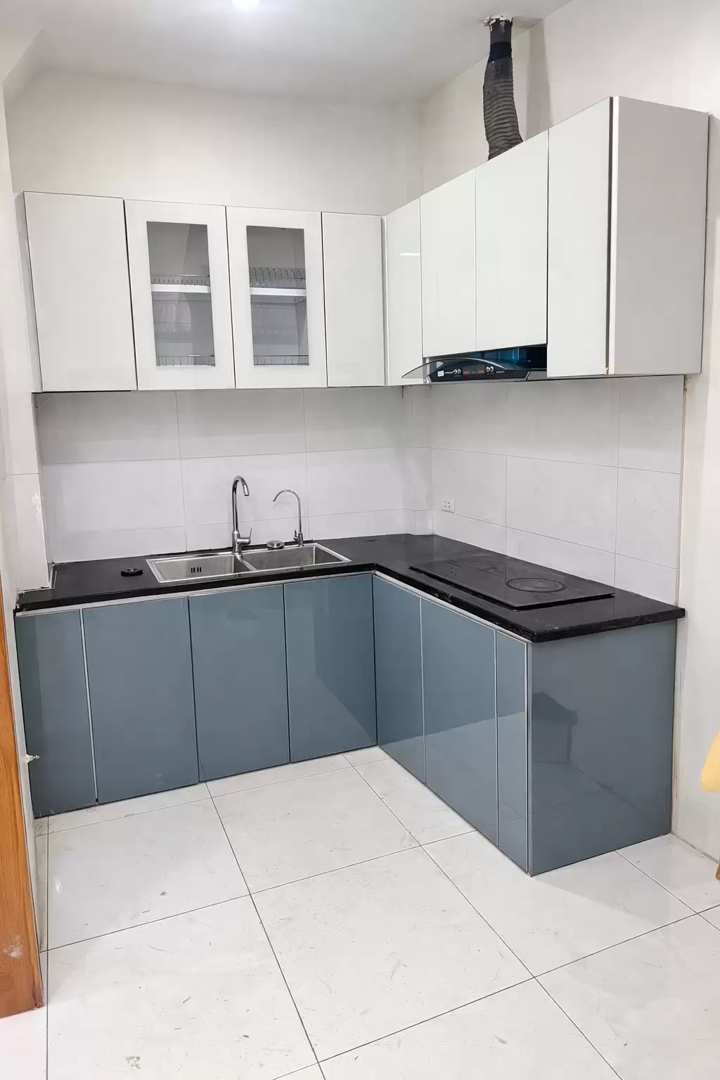 Tủ bếp khung nhôm hộp cánh kính 9