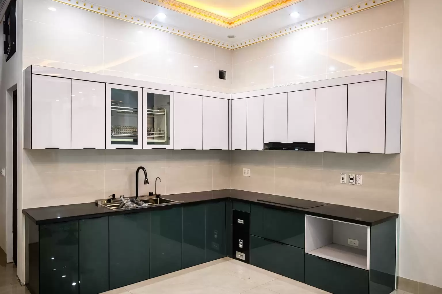 Tủ bếp nhôm 2P cánh kính