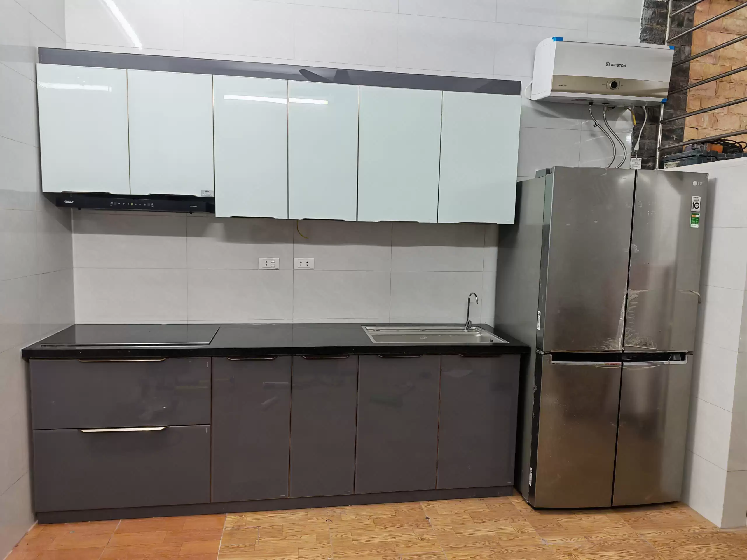 Tủ bếp khung nhôm hộp cánh kính 2