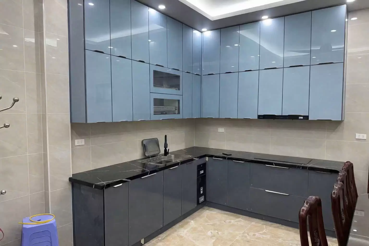 Tủ bếp inox hàn khung cánh kính