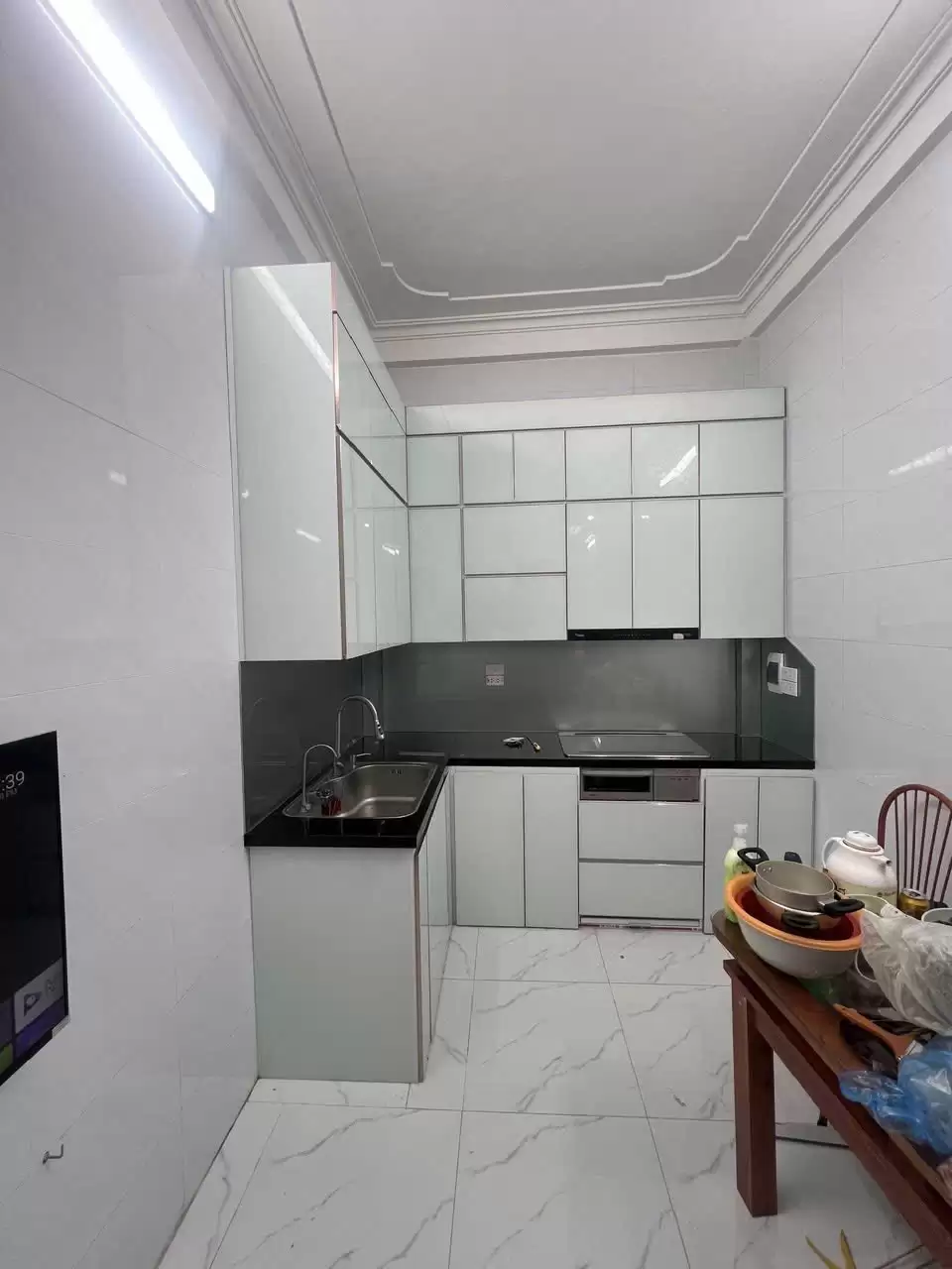 Tủ bếp khung nhôm hộp cánh kính 5