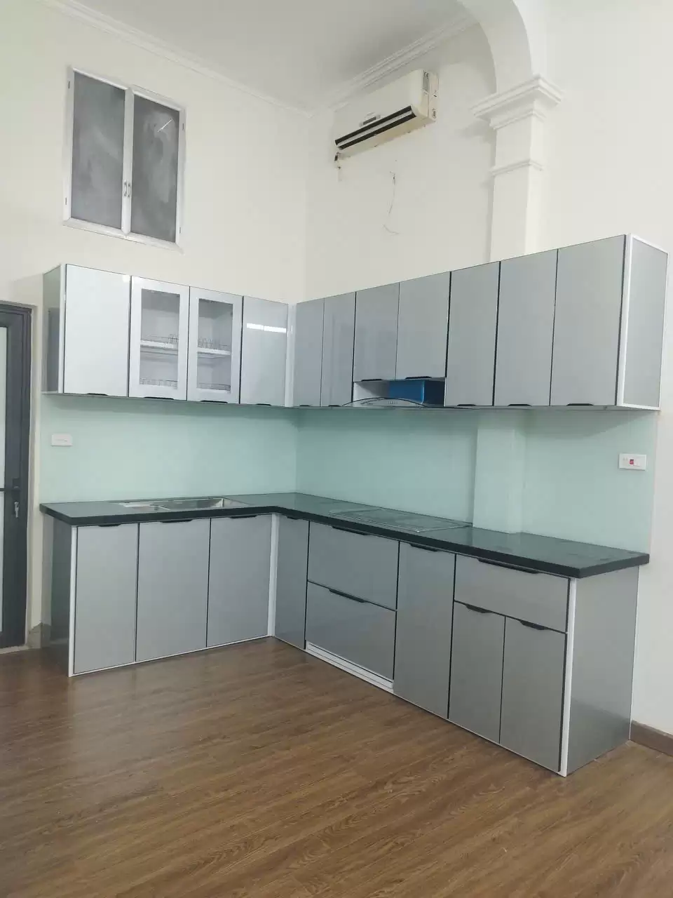 Tủ bếp khung nhôm hộp cánh kính 7