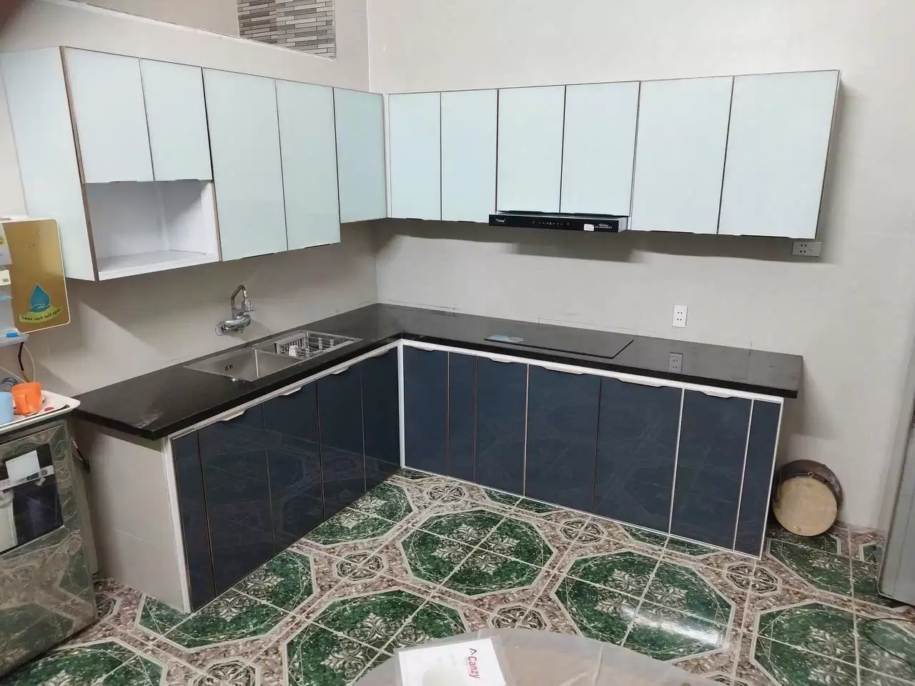 Tủ bếp khung nhôm hộp cánh kính 4