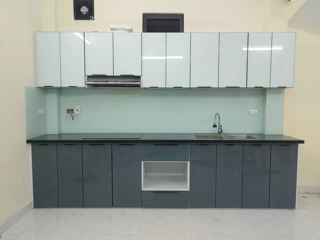 Tủ bếp khung nhôm hộp cánh kính 3